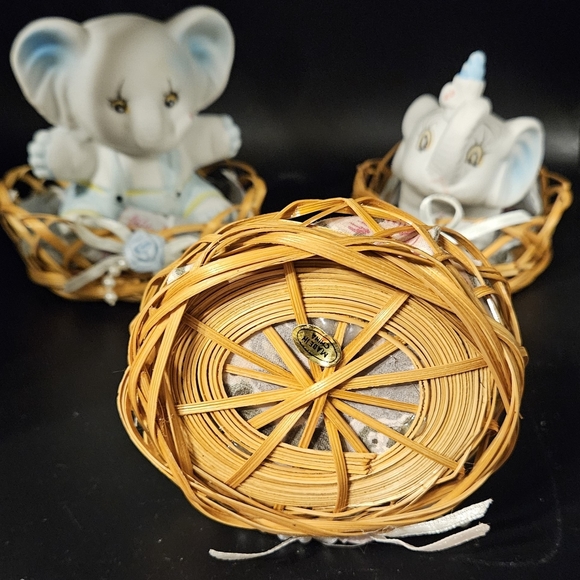 Set of 3 ceramic baby elephant figurines in wicker basket bellished. - Picture 2 of 6